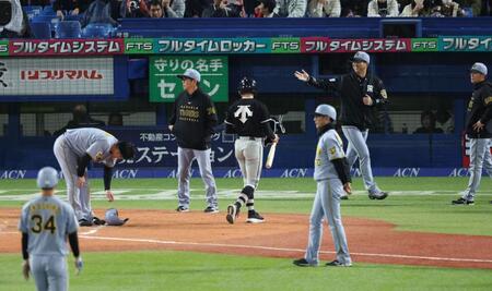 ８回、森下への頭部付近の球にベンチから出た藤川監督だったが代走を告げて笑顔でベンチに戻る（撮影・金田祐二）