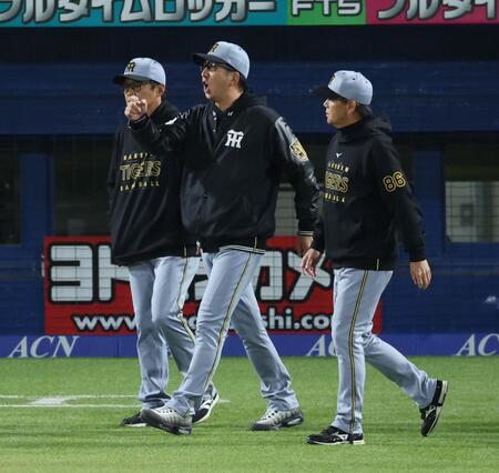 ８回、森下への頭部付近の球にベンチから出た藤川監督（撮影・金田祐二）