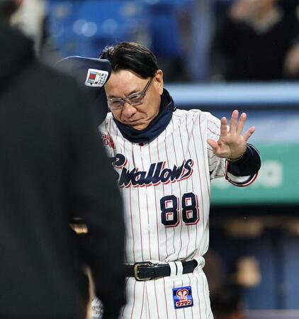 ８回、森下への投球が大きくそれ、阪神ベンチへ帽子をとって謝る池山監督（撮影・田中太一）