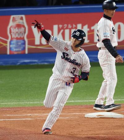 ２回、左越えソロを放ち喜ぶ内山（撮影・金田祐二）