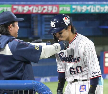 ２回、右越えソロを放ち、ナインからあごタッチで祝福される武岡（撮影・西岡正）
