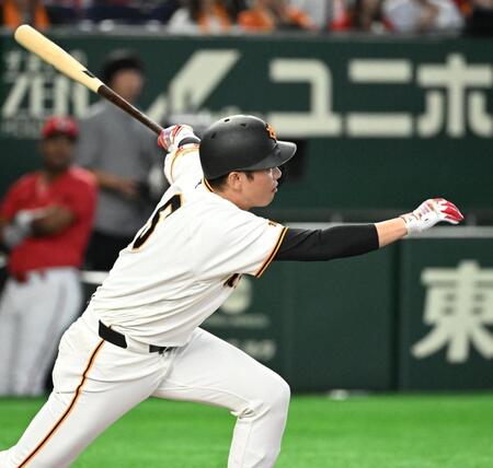 ２回、坂本が左前打を放つ