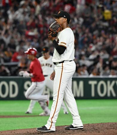 ８回、坂倉（左）に逆転３ランを浴びたルシアーノ