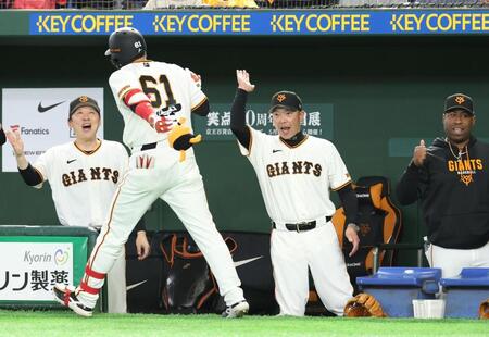 ７回、左越えソロを放った増田陸を出迎える阿部監督（撮影・佐々木彰尚）