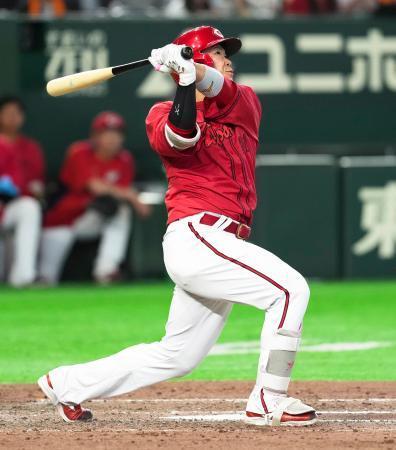 　８回広島２死一、二塁、坂倉が右越えに逆転３ランを放つ＝東京ドーム