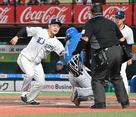 ９回、スクイズを外され三塁走者の田宮戻れずタッチアウト（撮影・持木克友）