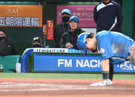 ９回、スクイズを外され三塁走者の田宮戻れずタッチアウト、悔しそうな新庄監督（左）＝撮影・持木克友