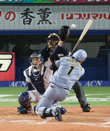 ８回、頭部付近の球を避ける森下（撮影・金田祐二）