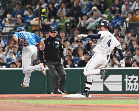 ２回、石井（右）のファーストゴロでベースカバーに入る伊藤（撮影・持木克友）