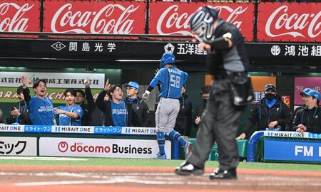 １１回、野村の適時打で生還した奈良間を迎える日本ハムベンチ（撮影・持木克友）