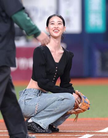 セレモニアルピッチでキャッチャーを務め笑顔を見せる青野楓＝２９日