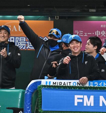 １１回、勝ち越しに拳を突き上げる新庄監督（撮影・持木克友）