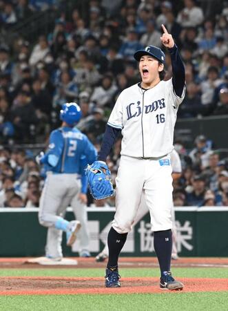 ７回、マルティネス（左）を三塁ゴロに仕留め吠える隅田（撮影・持木克友）