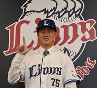 支配下登録が決まり笑顔でＬポーズの佐藤爽（撮影・持木克友）