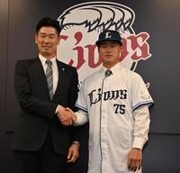 支配下登録が決まり広池球団本部長（左）と握手を交わす佐藤爽（撮影・持木克友）