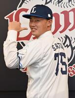 支配下登録が決まり笑顔で背番号を披露する佐藤爽（撮影・持木克友）