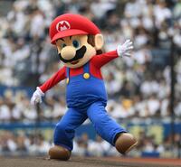 始球式を務めるマリオ（撮影・開出牧）