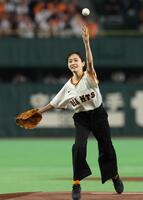 ２８日に始球式を務めた前田敦子（撮影・佐々木彰尚）