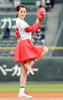 始球式を務める前田敦子＝２０１６年