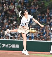 始球式を務める舩戸美羽（撮影・持木克友）