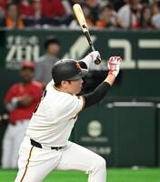 ２回、坂本が左前打を放つ