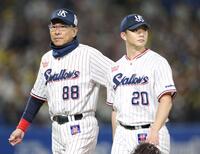 ８回、降板した木沢（右）の背中をたたく池山監督（撮影・西岡正）