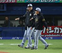 ８回、森下への頭部付近の球にベンチから出た和田コーチらをなだめる藤川監督（撮影・金田祐二）