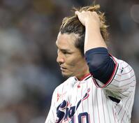 １回、３失点でベンチへ戻る高梨（撮影・西岡正）