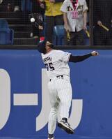 ６回、熊谷の打球に追いつけず適時打にするサンタナ（撮影・田中太一）