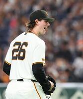 ４回、小園を併殺にしとめ叫ぶウィットリー（撮影・佐々木彰尚）