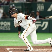 ２回、坂本は左前打を放つ（撮影・佐々木彰尚）