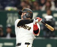 ７回、増田陸は左越えにソロを放つ（撮影・佐々木彰尚）