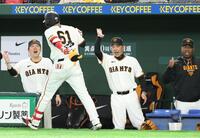 ７回、左越えソロを放った増田陸を出迎える阿部監督（撮影・佐々木彰尚）