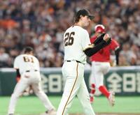 ６回、小園を二塁ゴロにしとめグラブをたたくウィットリー（撮影・佐々木彰尚）