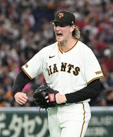 ４回、小園を二ゴロ併殺に打ち取り、雄たけびを上げるウィットリー