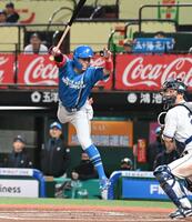 １０回、スクイズを外される五十幡（撮影・持木克友）