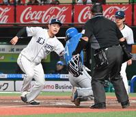 ９回、スクイズを外され三塁走者の田宮戻れずタッチアウト（撮影・持木克友）