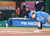 ９回、スクイズを外され三塁走者の田宮戻れずタッチアウト、悔しそうな新庄監督（左）＝撮影・持木克友