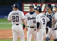 ８回、木澤を交代させる池山監督（撮影・金田祐二）