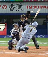 ８回、頭部付近の球を避ける森下（撮影・金田祐二）