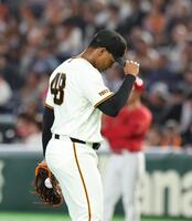 ８回、降板するルシアーノ（撮影・佐々木彰尚）