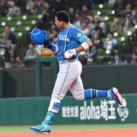 ６回、センターフライに打ち取られ悔しがる万波（撮影・持木克友）