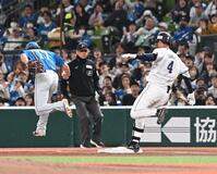 ２回、石井（右）のファーストゴロでベースカバーに入る伊藤（撮影・持木克友）