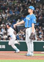 ６回、長谷川（左）に本塁打を打たれた伊藤（撮影・持木克友）