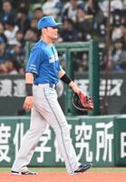 ２回、石井のファーストゴロを悪送球した清宮幸（撮影・持木克友）