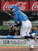 延長１１回、左前適時打を放つ野村