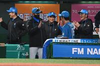 西武を延長の末に破りコーチ陣をハイタッチを交わす新庄監督（撮影・持木克友）