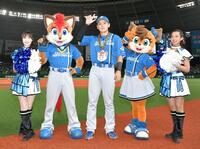 決勝タイムリーを放った野村「ＤＯＭＩれ！」ポーズを決める（撮影・持木克友）