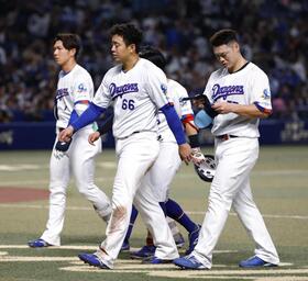 　ＤｅＮＡに敗れ、引き揚げる鵜飼（中央）、細川（右）ら