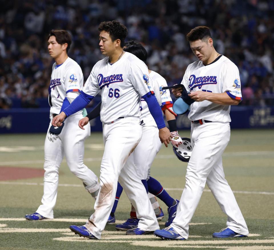 　ＤｅＮＡに敗れ、引き揚げる鵜飼（中央）、細川（右）ら